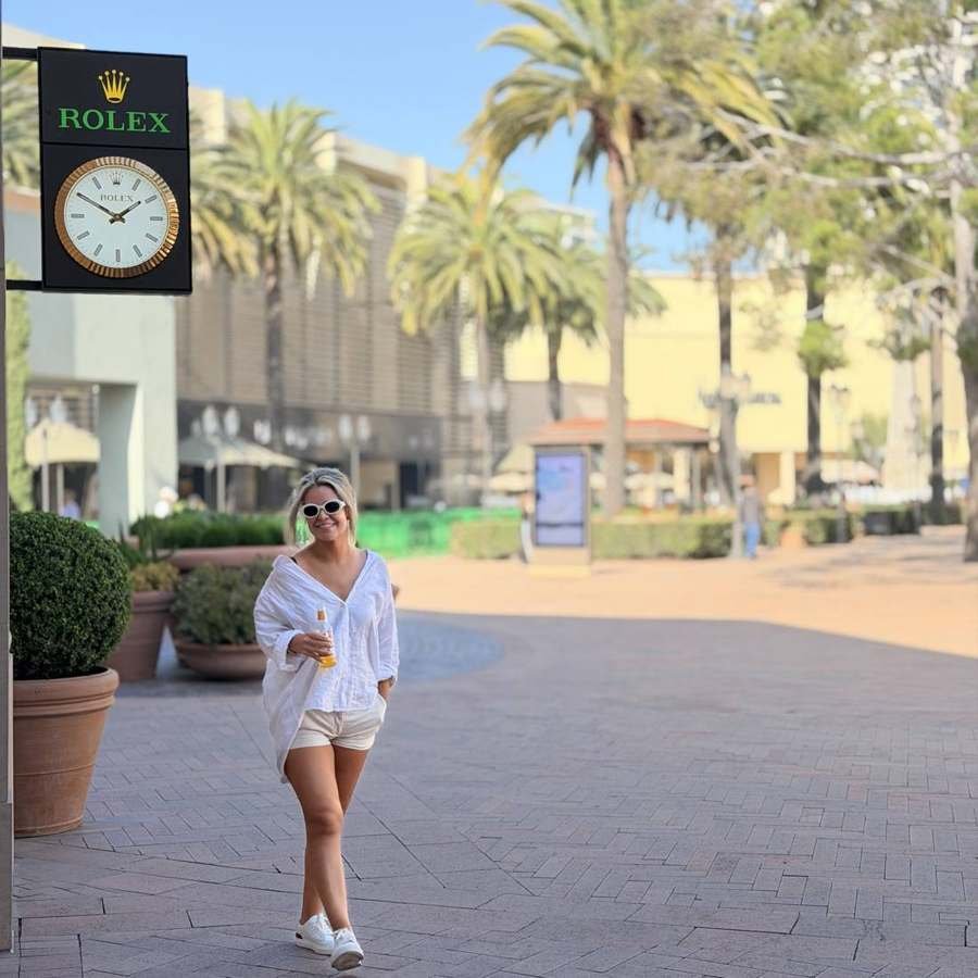 Palm-lined plaza — white linen